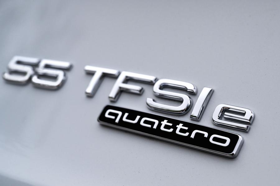 Логотип Audi Q5 55 TFSI e Quattro S-Line 2019 года  (WW) (фото 16 из 43)